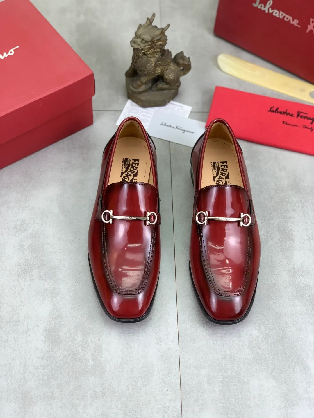 Men's Men's Shoes 💰P480💰[New Style] Water-dyed Niuli 🆘[Salvatore Ferragamo] Ferragamo's latest casual business leather shoes for men! Available at counters simultaneously! The fabric is made of specially imported original calfskin, the lining is made of imported water-dyed cowhide, and the original combination outsole is absolutely luxurious and leads the fashion trend. Matching code: 38-45; 4️⃣ colors available